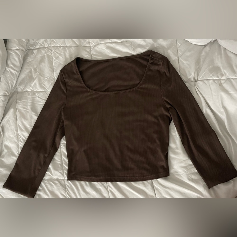 brown medium long sleeve croptop.